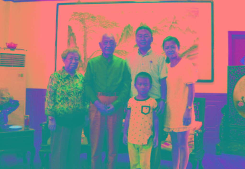 與原南京軍區(qū)政委方祖岐上將夫婦合影留念。